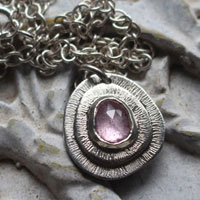 Bouton de rose, collier fleur en argent et saphir rose