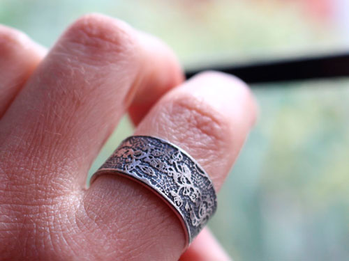 Broderie, bague gravée dentelle en argent