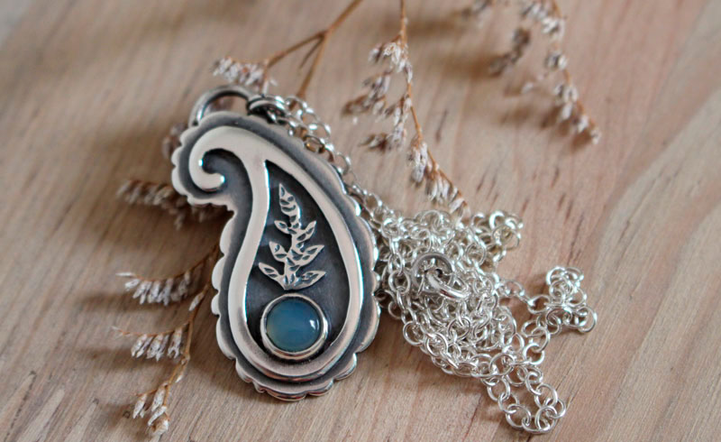 Cachemire, collier indien paisley en argent et calcédoine