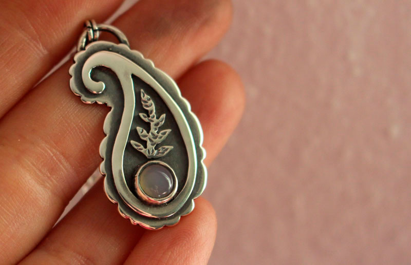 Cachemire, collier indien paisley en argent et calcédoine