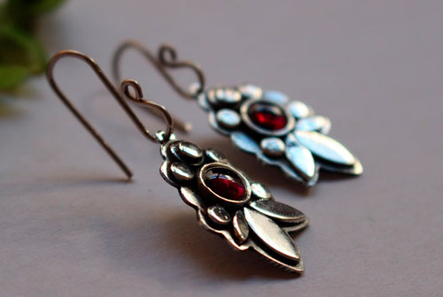 Camélia, boucles d’oreilles fleur en argent et grenat