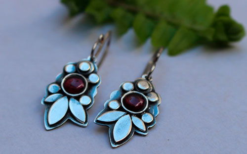 Camélia, boucles d’oreilles fleur en argent et grenat