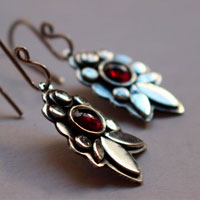 Camélia, boucles d’oreilles fleur en argent et grenat