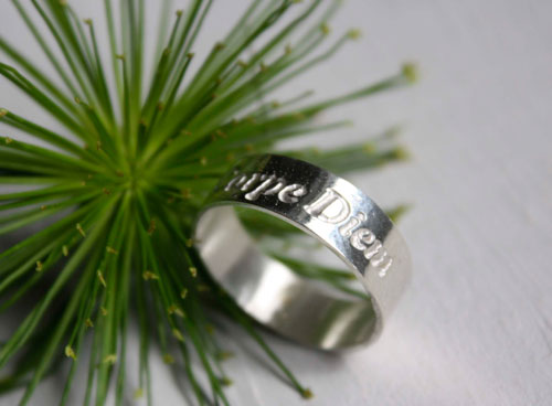 Carpe Diem, bague citation latine gravée en argent