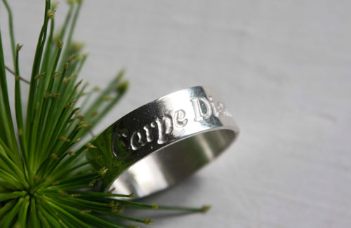 Carpe Diem, bague citation latine gravée en argent