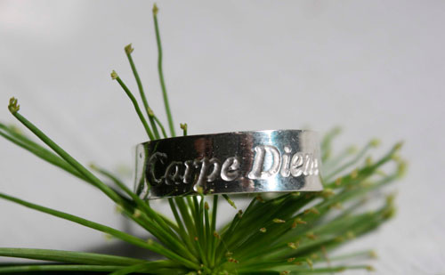 Carpe Diem, bague citation latine gravée en argent