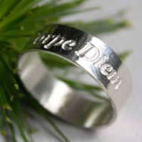 Carpe Diem, bague citation latine gravée en argent