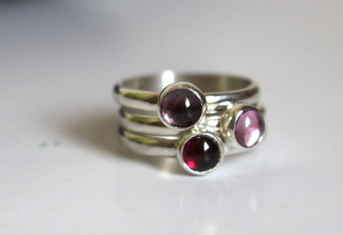 Cerisier en fleur, bagues empilables en argent, grenat, alexandrite et zircon rose