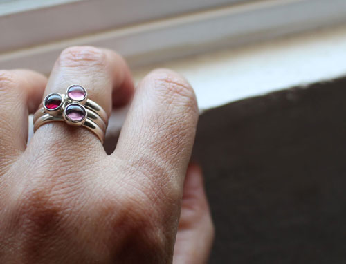 Cerisier en fleur, bagues empilables en argent, grenat, alexandrite et zircon rose