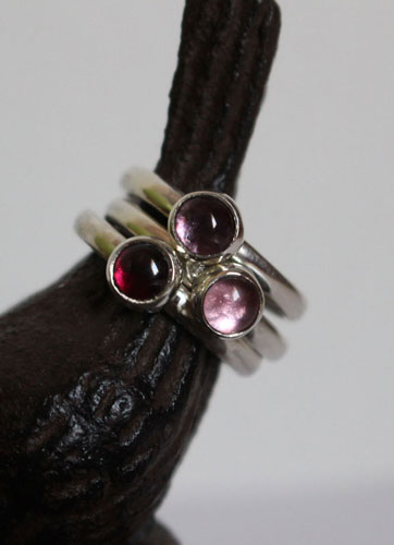 Cerisier en fleur, bagues empilables en argent, grenat, alexandrite et zircon rose