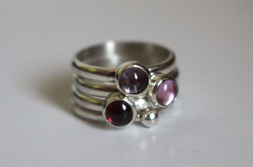 Cerisier en fleur, bagues empilables en argent, grenat, alexandrite et zircon rose