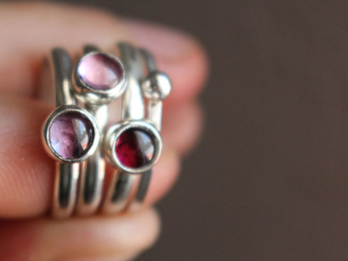 Cerisier en fleur, bague empilable en argent, grenat, alexandrite et zircon