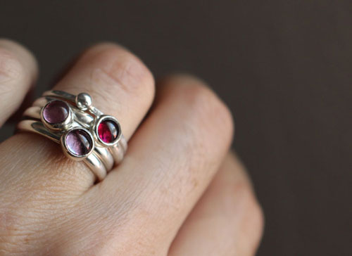 Cerisier en fleur, bagues empilables en argent, grenat, alexandrite et zircon rose