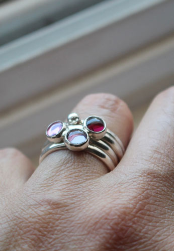 Cerisier en fleur, bagues empilables en argent, grenat, alexandrite et zircon rose