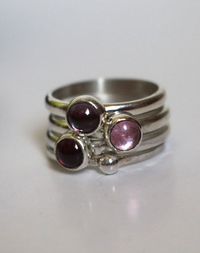 Cerisier en fleur, bagues empilables en argent, grenat, alexandrite et zircon rose