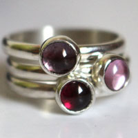 Cerisier en fleur, bagues empilables en argent, grenat, alexandrite et zircon rose