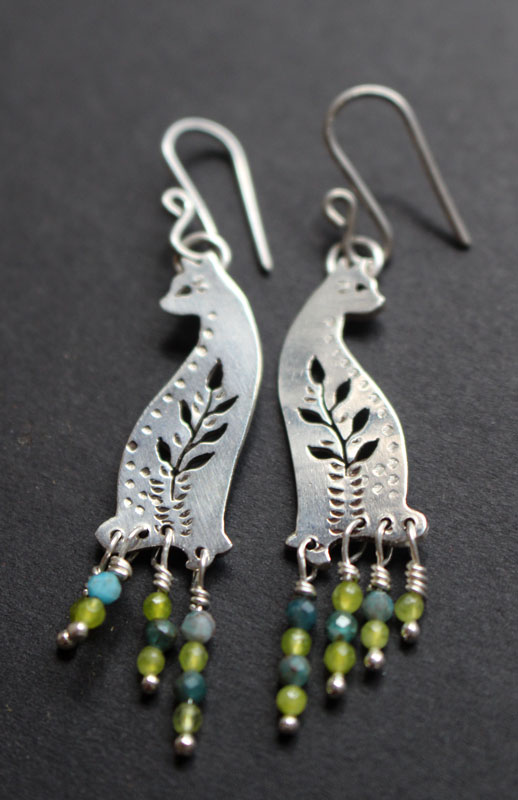 Chat des forêts, boucles d’oreilles chat en argent, agate bleue et agate verte