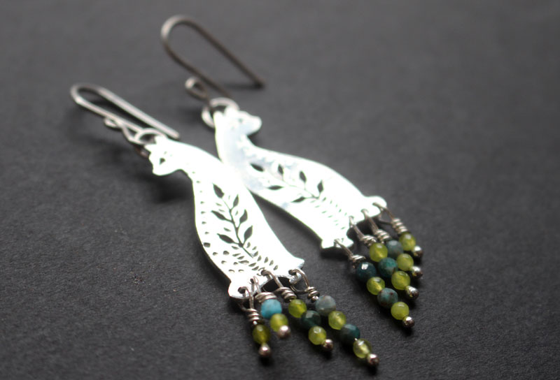 Chat des forêts, boucles d’oreilles chat en argent, agate bleue et agate verte