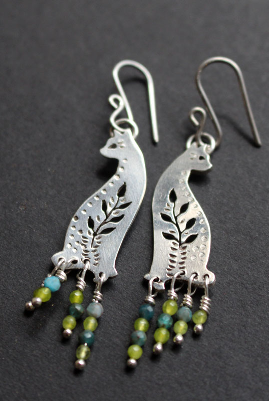 Chat des forêts, boucles d’oreilles chat en argent, agate bleue et agate verte