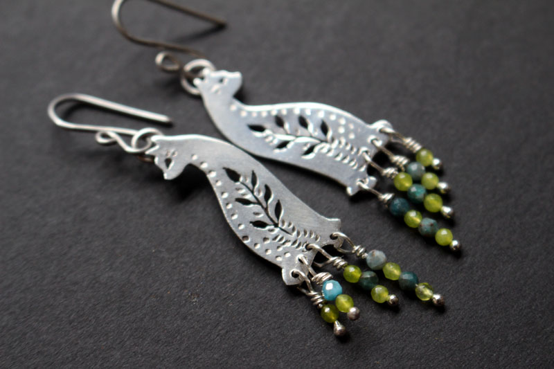 Chat des forêts, boucles d’oreilles chat en argent, agate bleue et agate verte