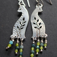 Chat des forêts, boucles d’oreilles chat en argent, agate bleue et agate verte