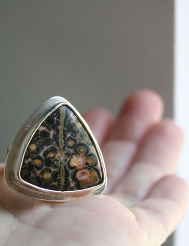 Delta, bague triangle en argent et jaspe léopard