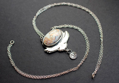 Déployer ses ailes, collier aigle porteur de la pleine lune en argent et agate mexicaine crazy lace