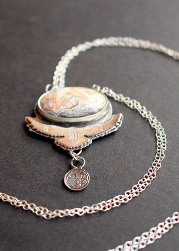 Déployer ses ailes, collier aigle porteur de la pleine lune en argent et agate mexicaine crazy lace