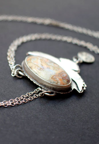 Déployer ses ailes, collier aigle porteur de la pleine lune en argent et agate mexicaine crazy lace