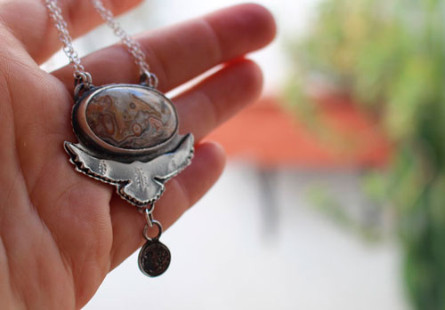 Déployer ses ailes, collier aigle porteur de la pleine lune en argent et agate mexicaine crazy lace