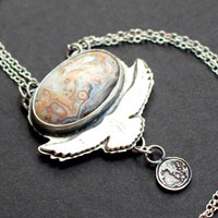 Déployer ses ailes, collier aigle porteur de la pleine lune en argent et agate mexicaine crazy lace