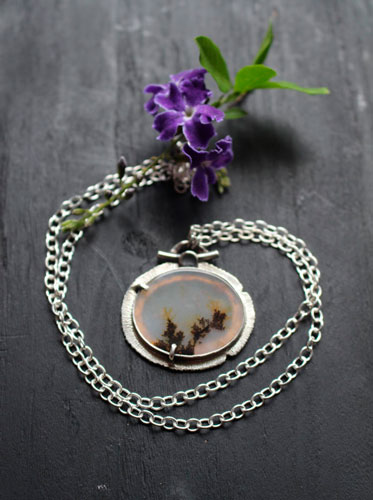 Des fleurs en hiver, collier paysage en argent et agate dendritique