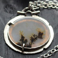 Des fleurs en hiver, collier paysage en argent et agate dendritique