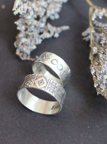 Destinée, alliances gravées, bague nature bohème en argent