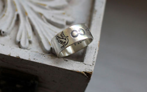 Destinée, alliances gravées, bague nature bohème en argent