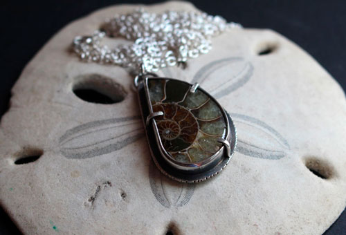 Du fond de l’océan, collier ammonite fossile en argent