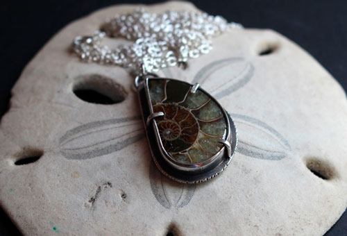 Du fond de l’océan, collier ammonite fossile en argent 