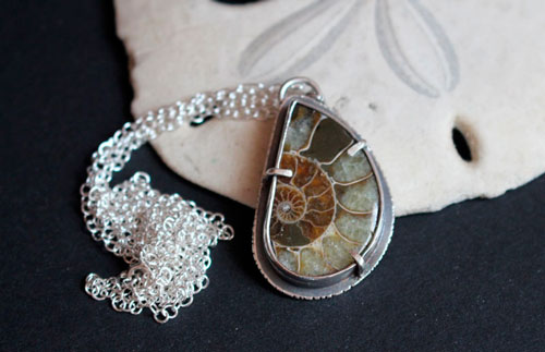 Du fond de l’océan, collier ammonite fossile en argent