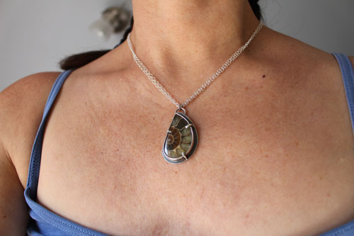 Du fond de l’océan, collier ammonite fossile en argent