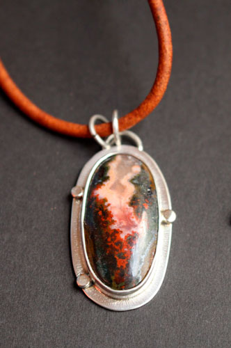 Du plus profond de la terre, collier volcan en argent et agate Seam