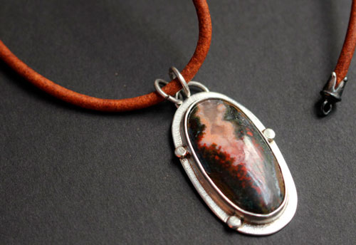 Du plus profond de la terre, collier volcan en argent et agate Seam