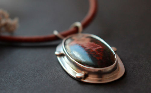 Du plus profond de la terre, collier volcan en argent et agate Seam