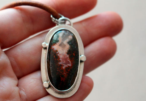 Du plus profond de la terre, collier volcan en argent et agate Seam