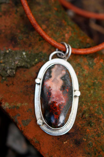 Du plus profond de la terre, collier volcan en argent et agate Seam