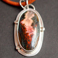 Du plus profond de la terre, collier volcan en argent et agate Seam