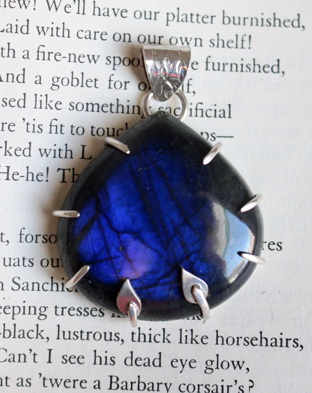 Eclosion de l’aube, pendentif aurore en argent et labradorite
