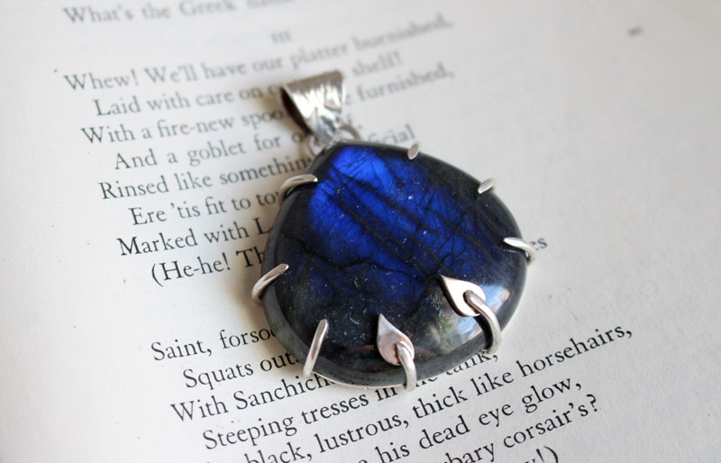 Eclosion de l’aube, pendentif aurore en argent et labradorite