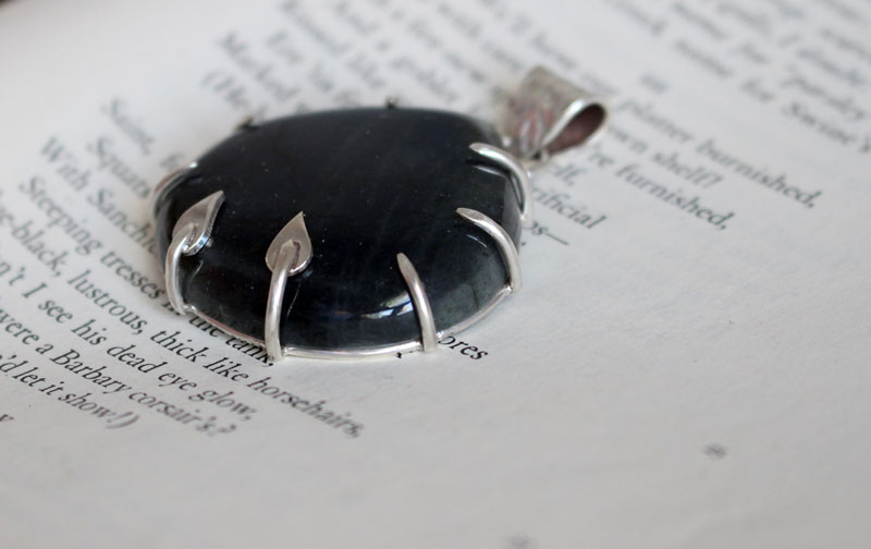 Eclosion de l’aube, pendentif aurore en argent et labradorite