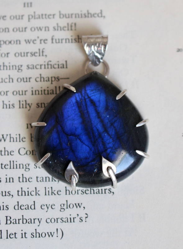 Eclosion de l’aube, pendentif aurore en argent et labradorite