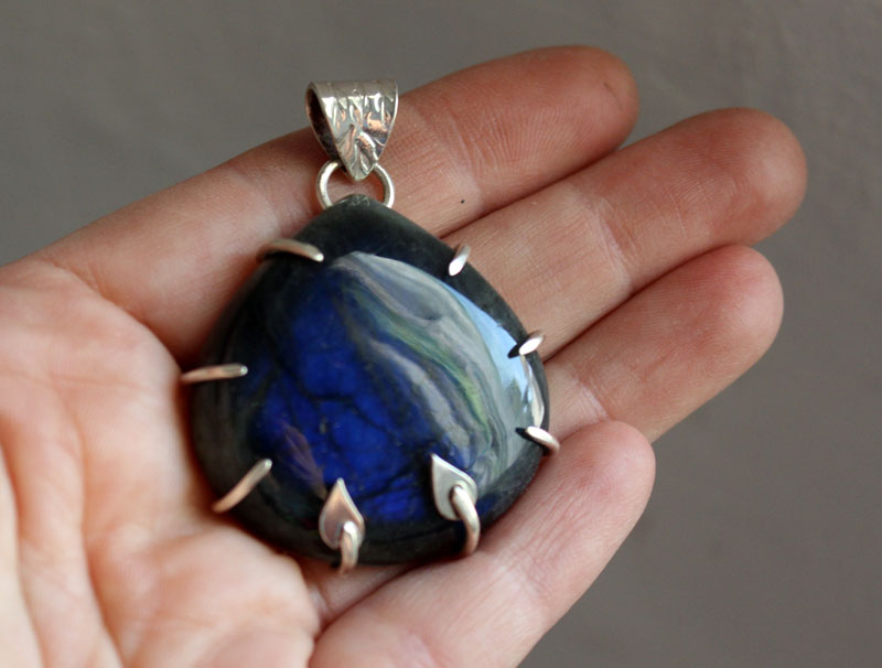 Eclosion de l’aube, pendentif aurore en argent et labradorite 